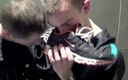 Sneaker gay: Cậu bé có vảy đụ trong giày thể thao