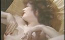 Girl on Girl: Лесбийское развлечение сексуальной Jacqueline Larians на flloor трахает пальцами и лижет киску