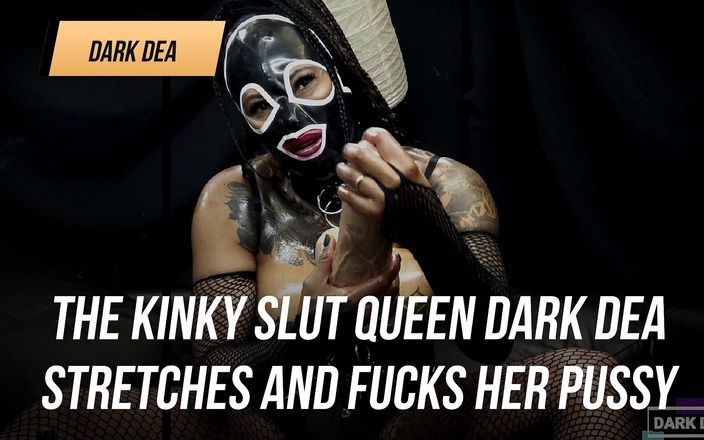 Dark Dea: Збочена королева повій &amp;quot;Dark Dea&amp;quot; розтягує і трахає свою пизду пухким ділдо xl