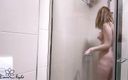 Kiara Night: Napalona dziewczyna palcami w łazience