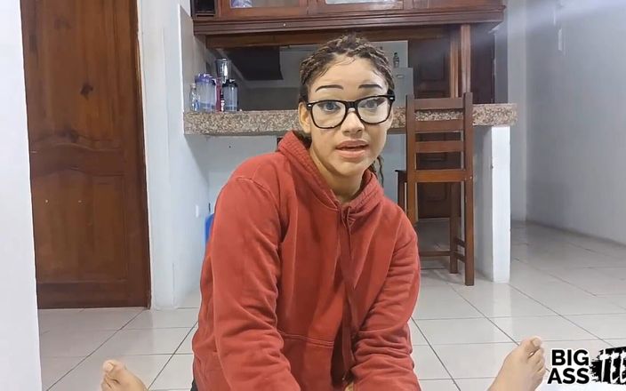 Abella Riley: Hermanastra acaba de cumplir 18 años y pide su primer video...