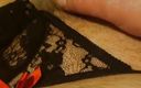 Lissy smallz: Kleine sissy mit kleinem schwanz im Sissy-höschen. Auslaufende Precum und...