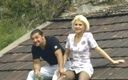 German amateur couples: 一个漂亮的德国金发女郎在屋顶上被干