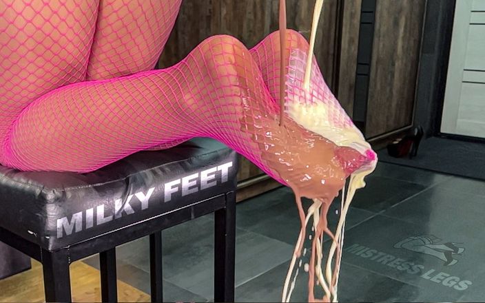 Mistress Legs: 穿着粉色渔网的性感尼龙脚上流出牛奶