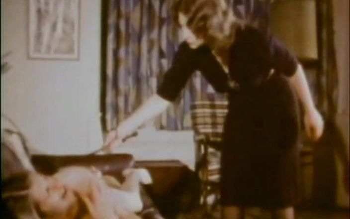 Vintage megastore: Lesbiche con grandi tette leccate di figa retrò