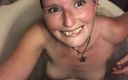Rachel Wrigglers: Calda matrigna si masturba con un vibratore nel bagno e...