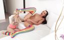 Arteya Dee: Dwie lesbijskie lizanie cipki i grać zabawkę seksu analnego - domowej...