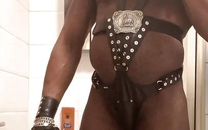 Black smoking muscle granny: Siyah kaslı kapüşonlu sigara içen fetiş mastürbasyonu