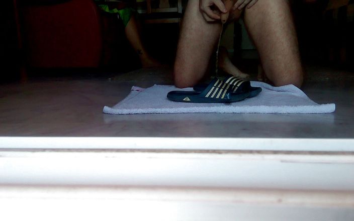 Sex hub male: John fa pipì sulle pantofole da bagno sul pavimento