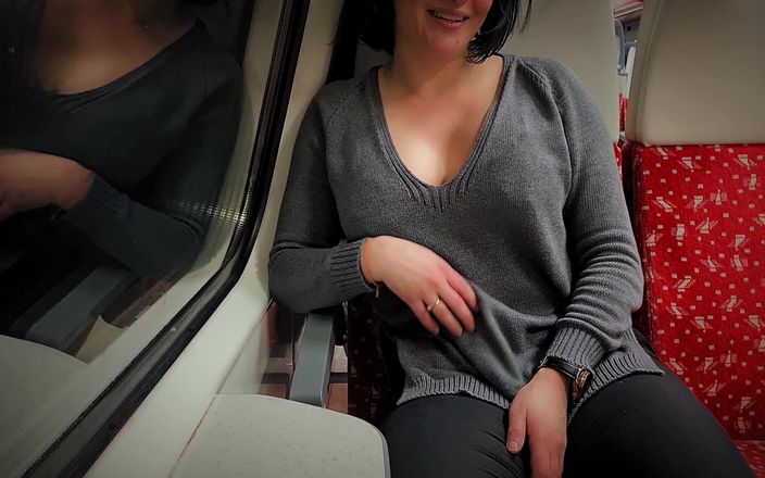 Dada Deville: 在真正的火车上非常危险的性爱以射液结束，她的大屁股真正的业余达达德维尔