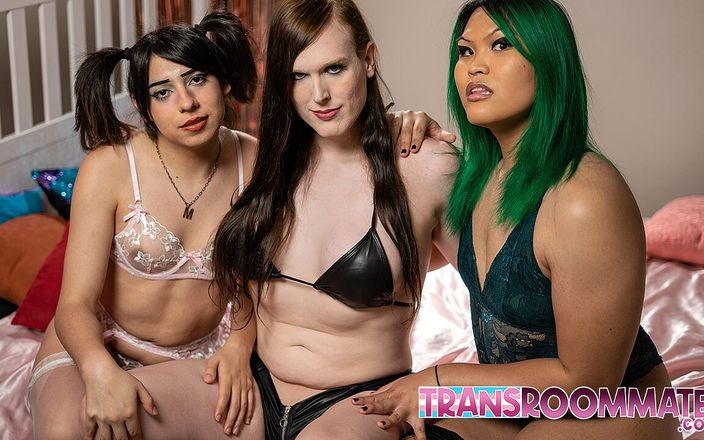 Trans Roommates: Транс Dom Roxxie Moth испытывает двух своих новых нижних