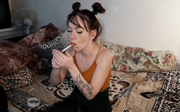 Asian wife homemade videos: धूम्रपान करने वाली सौतेली बेटी सेक्सी
