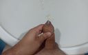 Lele Sapara: Дрочка руками в домашній раковині ванної кімнати