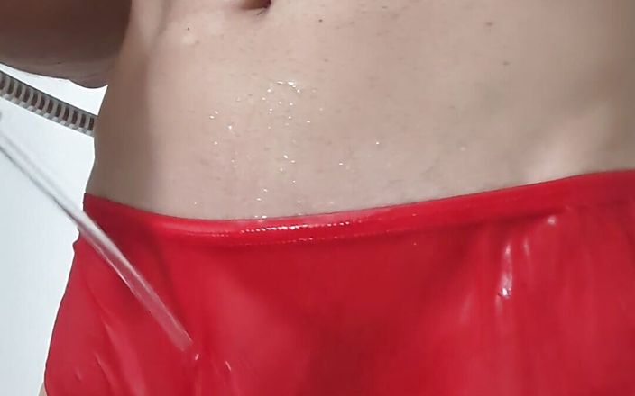 Sissy panty boy: 湿润的红色尼龙内裤在淋浴时挑逗