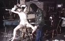 Dark room of slave seks: Retro bondage erotika od slavného labelu Zlatá medaile