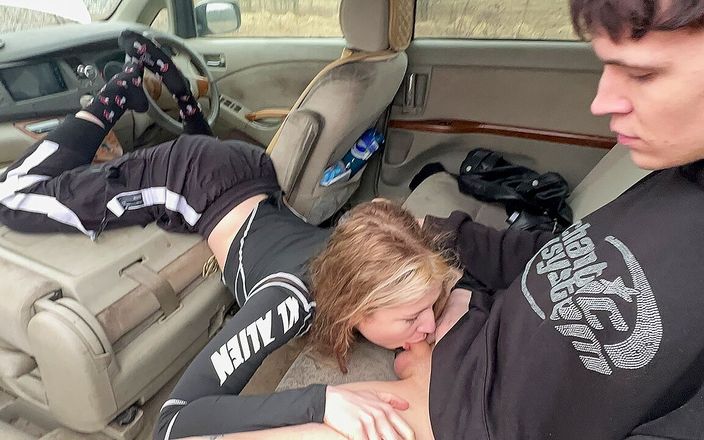 Fuck On Street: Un couple d’adolescents excités baise dans la voiture