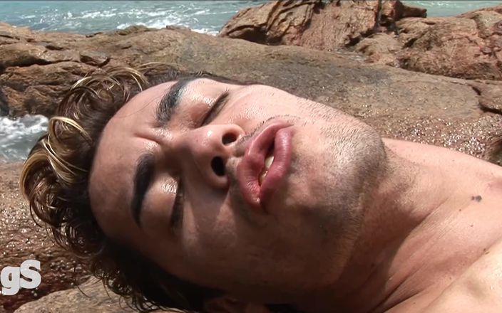 Gay Guys: Chicos lating amateur follando sus culos en la playa