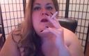 Ms Kitty Delgato: Fumer à poil et jouer avec le ventre