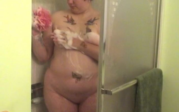 Solo Sensations: Tatuada gorda tira roupa para lavar seus peitos e boceta...