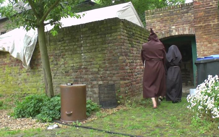 King Of Amateur: De nonnen van het klooster zijn echte sletten