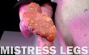 Mistress Legs: Presser un burger de viande par les jambes de la...
