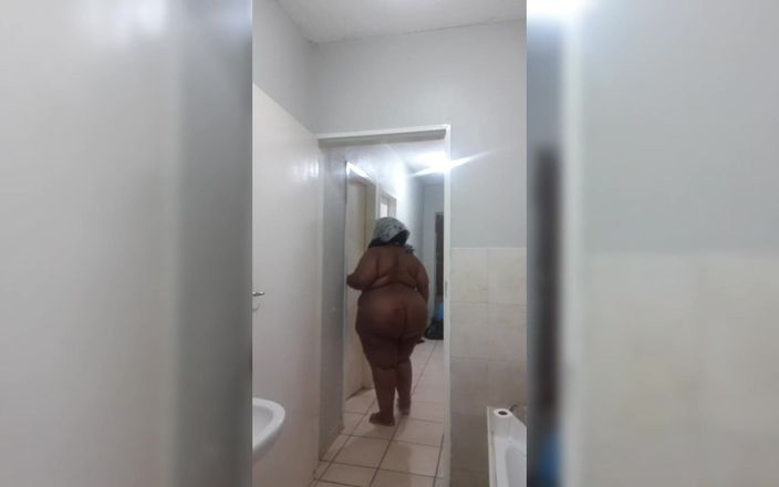 Masked curvy pears: Tante semok kulit hitam bersih-bersih selesai mandi ii