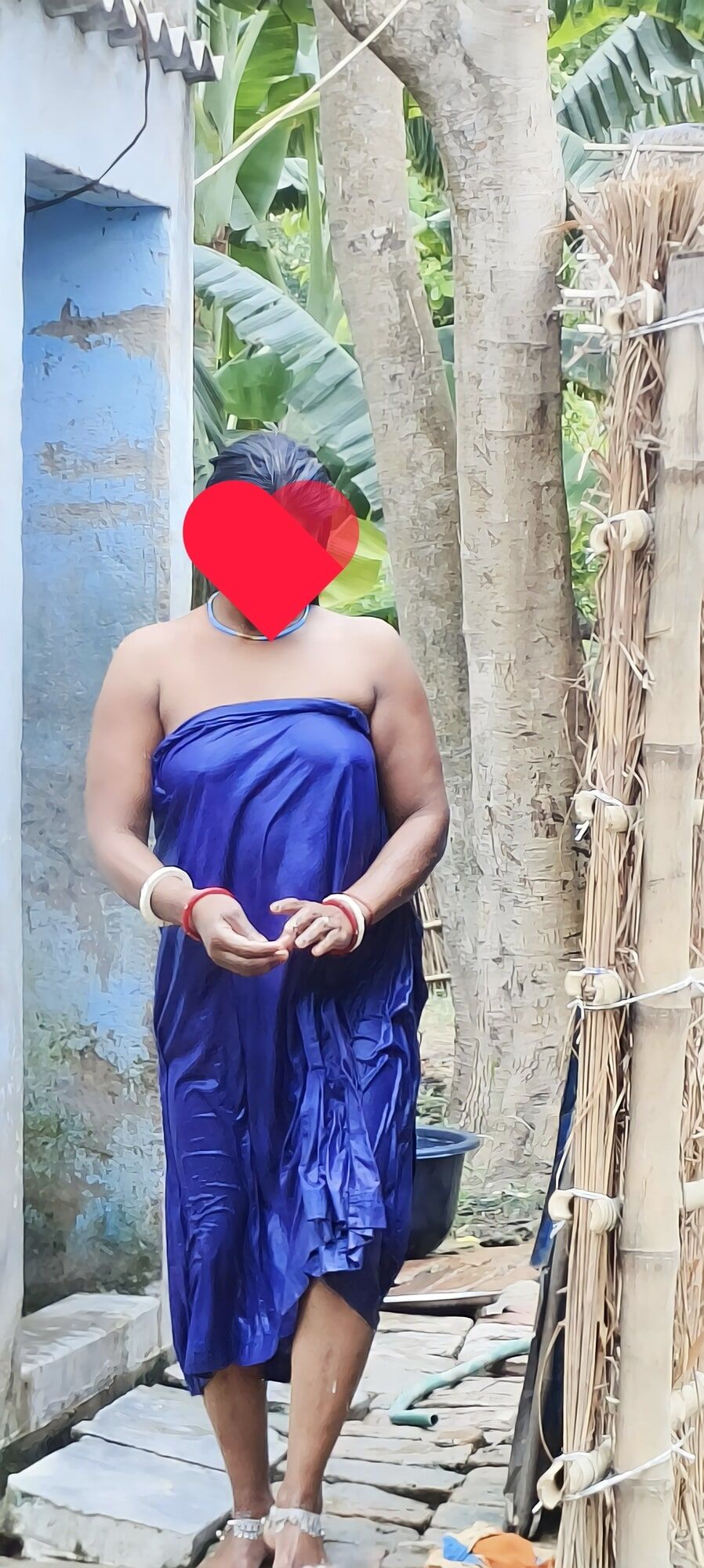 desi sexy Bhabhi bathing nude enjoy summer season