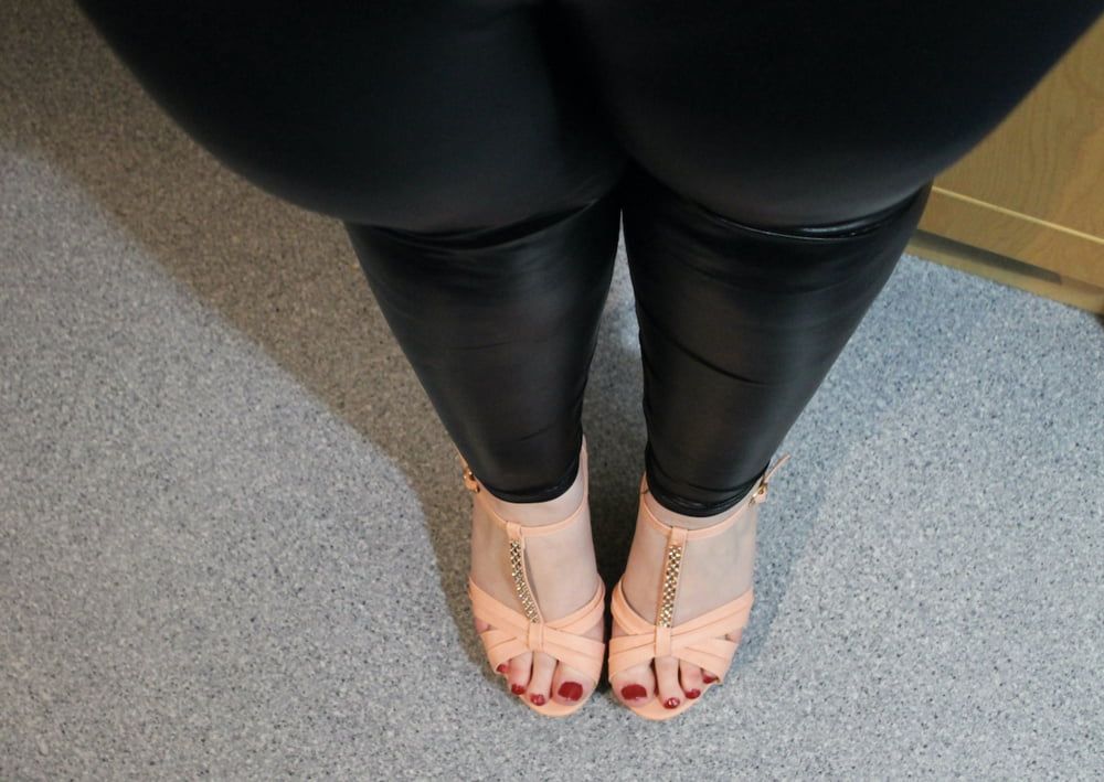 Wetlook Leggings and Highheels