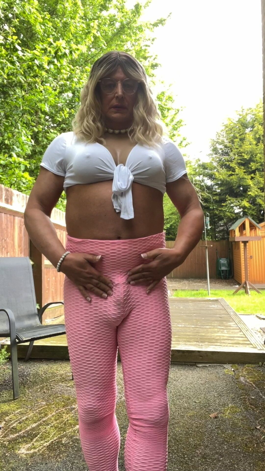 Amateur crossdresser kellycd2022 in pink leggings