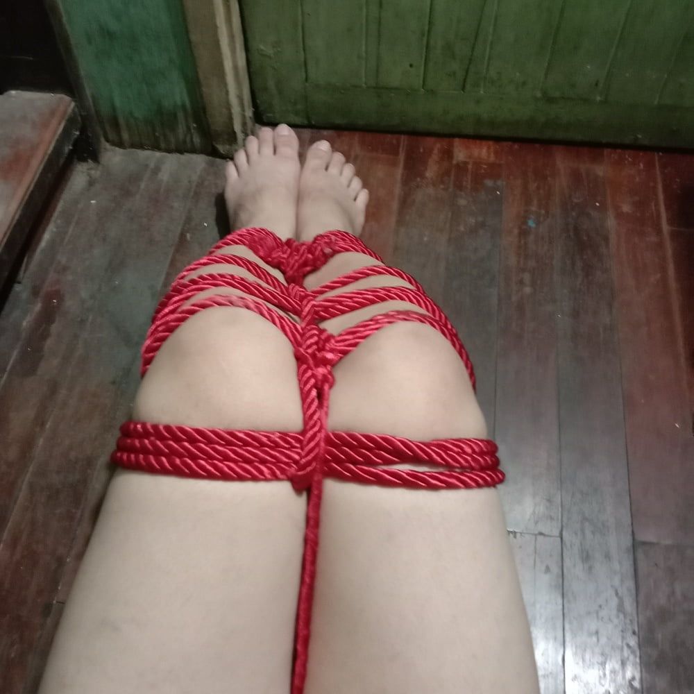 His white legs were tied with a red rope. #12