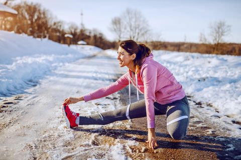Sport im Winter: Frau dehnt sich im Sport