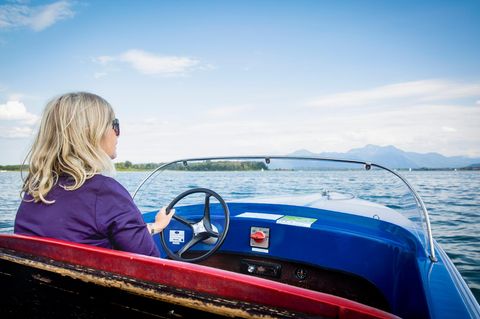 Martina Wimmer schnurrt im Elektroboot über den Chiemsee.