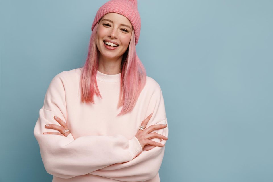 Junge Frau mit rosa Haaren.