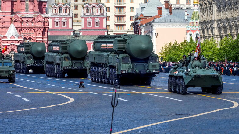 Putin hält große Militärparade auf Rotem Platz ab