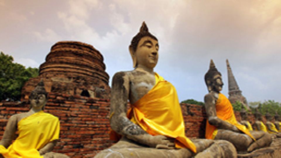 Meditierende asiatische Statuen.