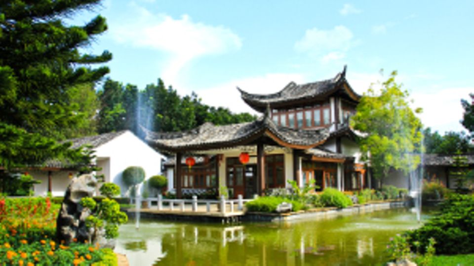 EIn chinesisches Haus mit der typischen Bauweise an einem See.