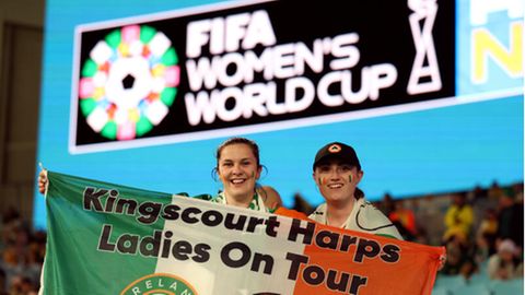 Fußball-WM der Frauen: Fans mit einer Irland-Fahne