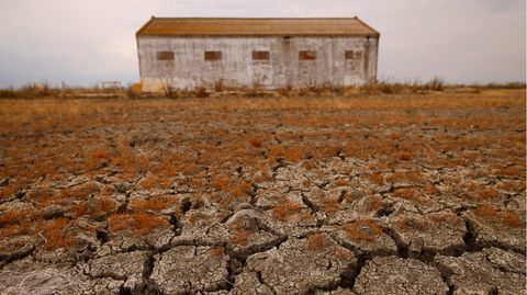 Vor einer Scheune durchziehen Trockenrisse den Boden – Spanien leidet unter Hitze und Dürre