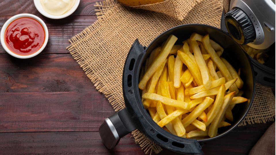 Pommes befinden sich in einer Heißluftfritteuse.