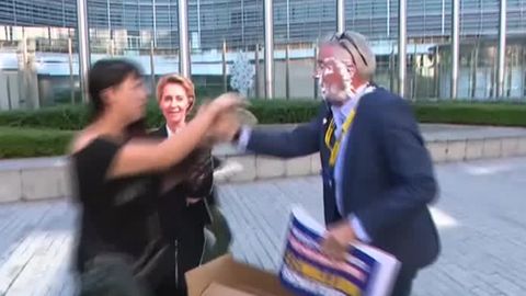 Ryanair-Chef wird von Klima-Aktivisten mit Torte beworfen – und spricht danach cool weiter mit Sahne im Gesicht