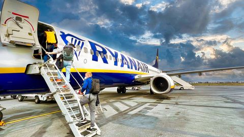 Eine Ryanair-Maschine steht auf dem Rollfeld eines Flughafens