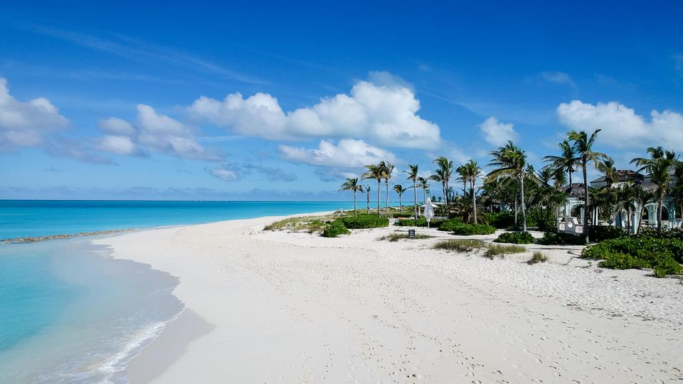 Der Inbegriff des paradiesischen Strandes liegt wohl auf den Turks und Caicosinseln. Der Grace Bay Beach überzeugt mit puderzuckerweißem Sand und glasklarem Wasser – und ist umgeben von einem wilden Palmengarten. Perfekt für alle, die sich mal wie Robinson Crusoe fühlen wollen. 