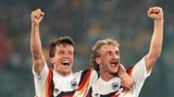 Adidas wird mutiger und designt für die WM 1990 in Italien ein DFB-Trikot mit Nationalfarben auf der Brust. Das bringt Glück – und den dritten Weltmeistertitel für Deutschland.