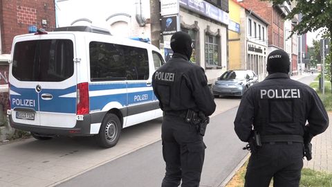 Polizeibeamte vor einem der durchsuchten Objekte in Braunschweig, Niedersachsen