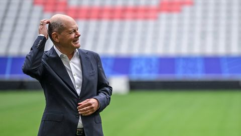 Bundeskanzler Olaf Scholz zu Besuch in der Allianz Arena in München Anfang Juni. Hier wird am Freitag die Fußball-EM 2024 beginnen.