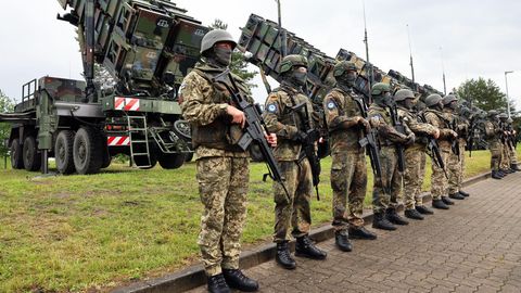 Soldaten vor dem Flugabwehrsystem "Patriot". Boris Pistorius will durch seine Wehrplicht-Pläne die Zahl der Soldaten erhöhen.