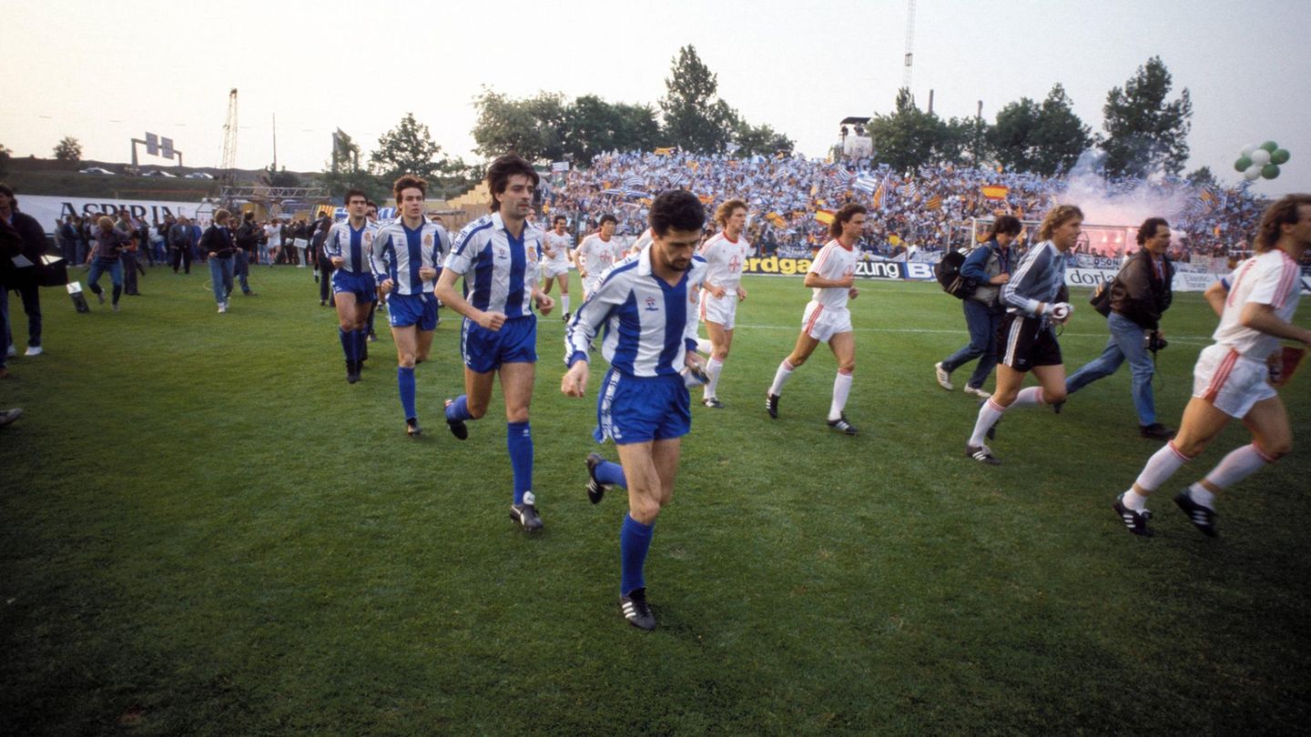 Die Finalgegner laufen im Mai 1988 in das bescheidene Ulrich-Haberland-Stadion (knapp über 30.000 Zuschauer) in Leverkusen ein, wo das Rückspiel des Uefa Cups stattfindet. Das Hinspiel gegen Espanyol Barcelona hat Bayer Leverkusen (weiße Trikots) mit 0:3 verloren. Für einen Sieg braucht es eine Aufholjagd.
