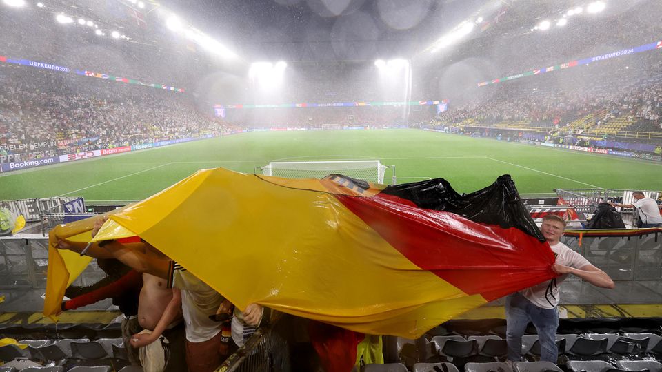 Ein Gewitter sorgte beim Achtelfinale der EM 2024 in Dortmund zwischen Deutschland und Dänemark für eine Unterbrechung