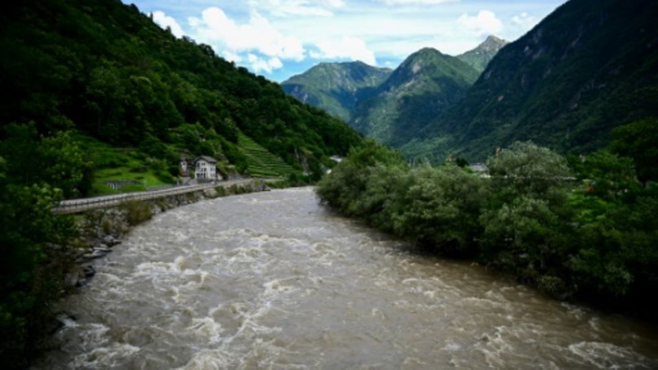 Reißende Fluten im Fluss Moesa in der Schweiz