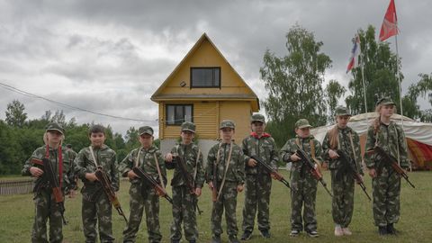 Im Ferienlager "Wympel Storm", gelegen zwischen Moskau und Sankt Petersburg, posieren Kinder mit Kalaschnikow-Attrappen